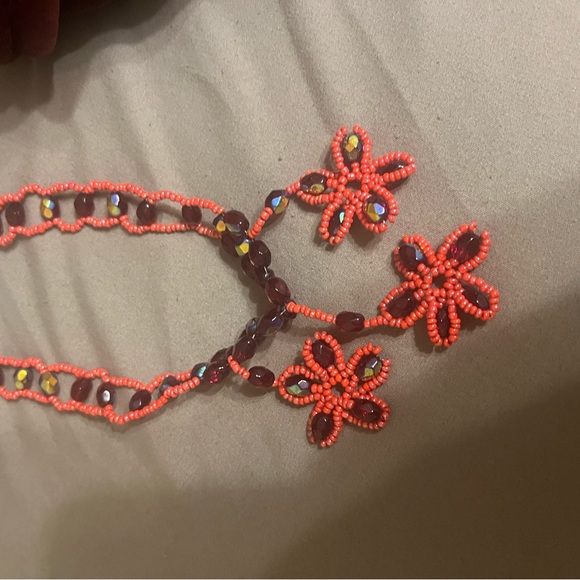NWT womens red and iridescent flower necklace - Picture 3 of 4